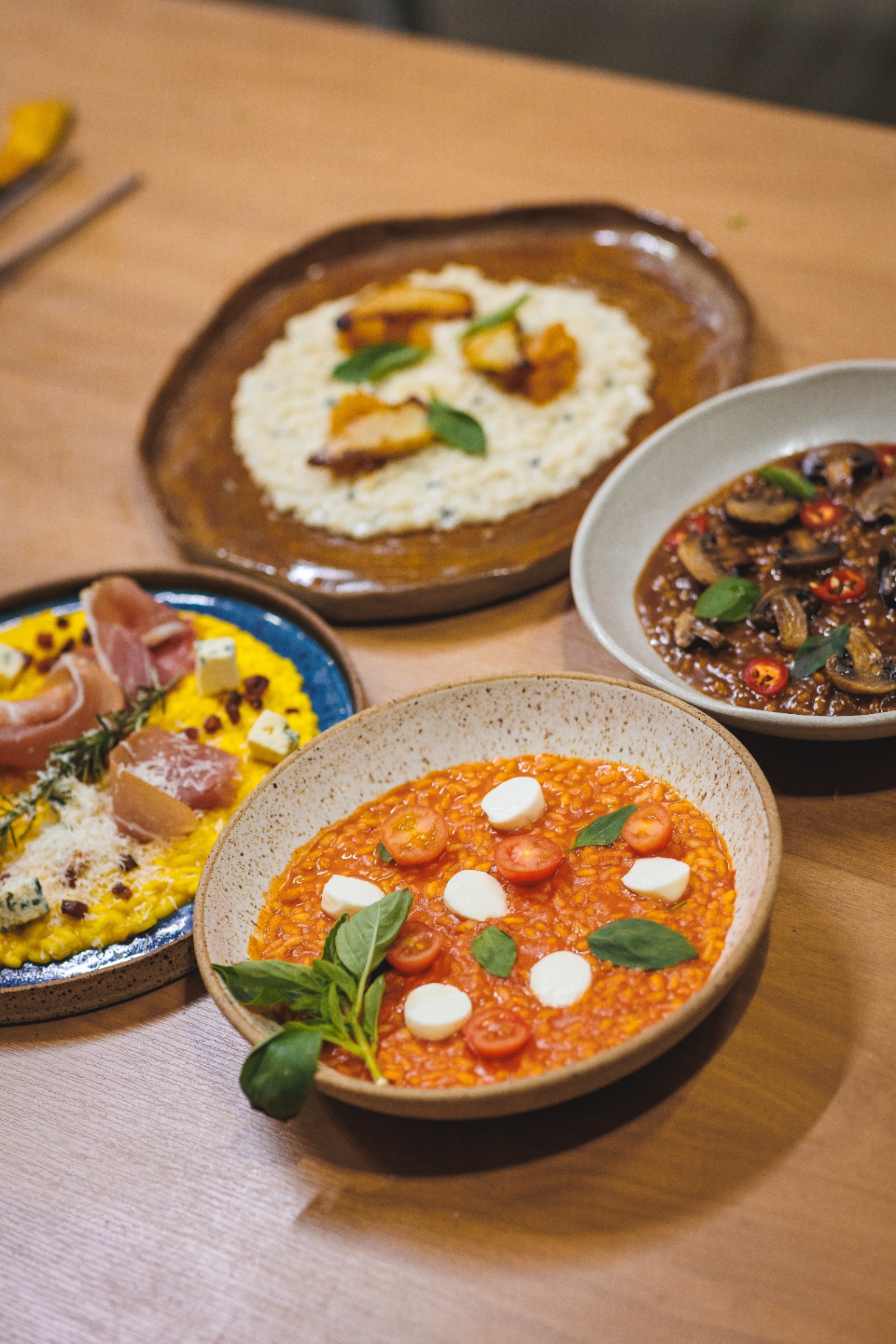 Arroz arbóreo em superfície escura